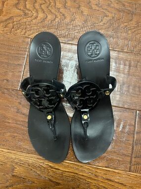 Tory Burch Black Miller Logo kitten heel Thong Sandals with Gold Studs size 8.5M